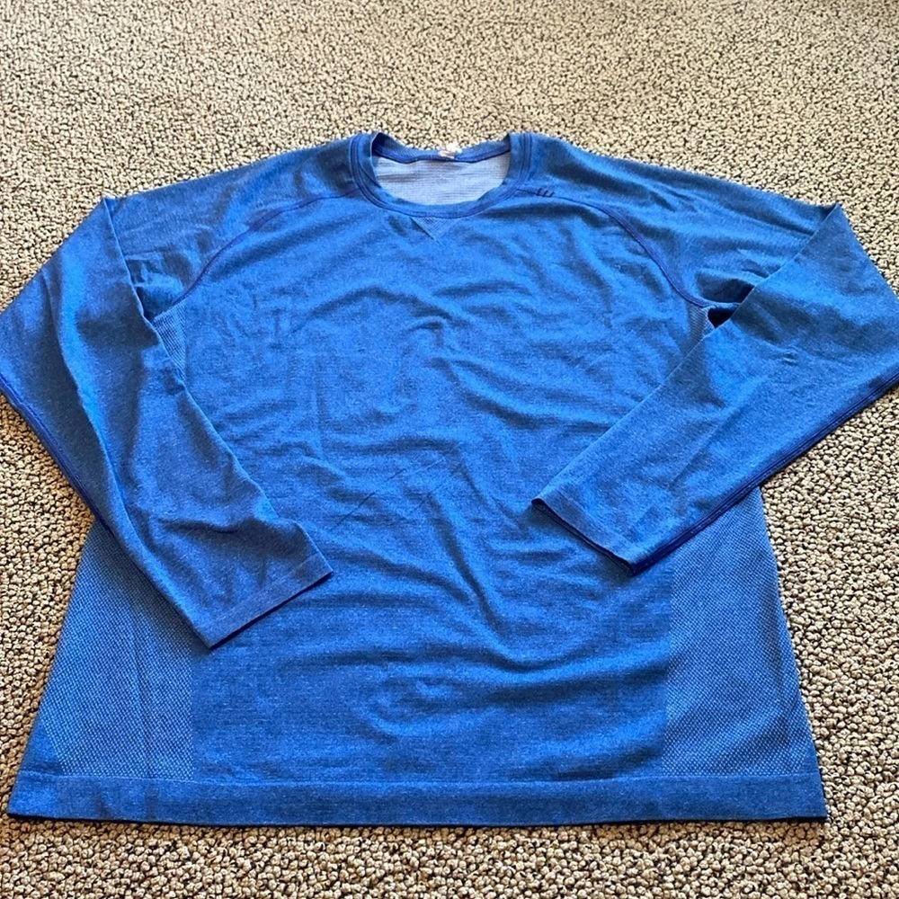 Lululemon Men’s Long Sleeved Blue Shirt Size Medium in Like New Condition